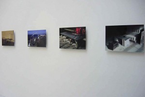 Jeremy EDWARDS – photographies : « Sièges : Barcelone », 1999 ; « Rampe d’escalier : Barcelone », 1999 ; « Table : Coppenhague », 1997 ; « Système modulaire : Paris », 1997