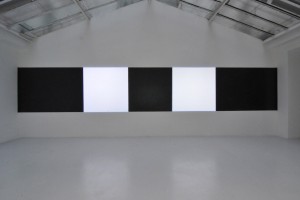David Tremlett + Michel Verjux = « Suite au mur de trois plus deux (matière et lumière) », 2012 – exposition « light from matter, matter from light », galerie jean brolly, 2013