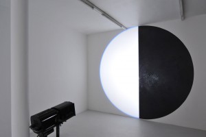 David Tremlett + Michel Verjux = « tondo mural, mi-matière mi-lumière », 2012 – exposition « light from matter, matter from light », galerie jean brolly, 2013