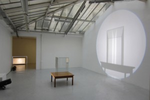 « vanité (grand verre sur table basse) », 2011, projecteur à découpe, table, vitrine – exposition « vanités », galerie jean brolly, 2009