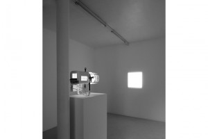 « carré de lumière au mur (source sur socle) », 2011, projecteur à découpe, socle – exposition « vanités », galerie jean brolly, 2009
